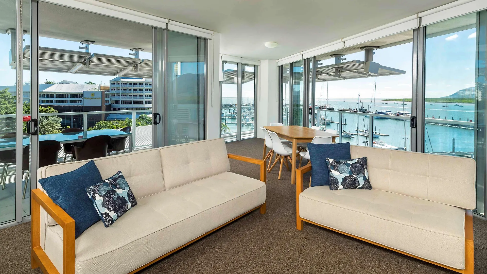 The Sebel Cairns Harbour Lights Aparthotel 4*,